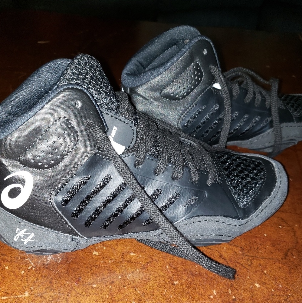Acics wrestling shoes